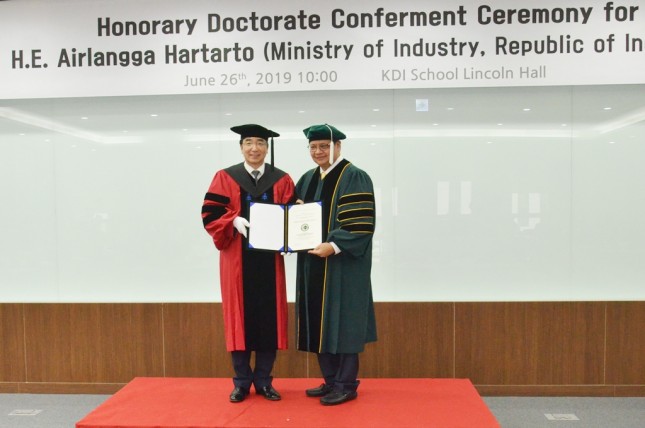 Menteri Perindustrian Airlangga Hartarto saat menerima gelar Doktor Honoris Causa dari KDI School of Public Policy Korea Selatan