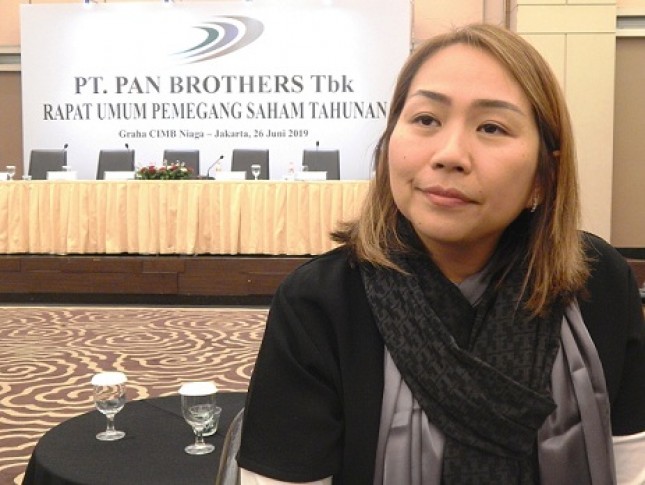 Waki Presiden Direktur PT Pan Brothers Tbk, Anne Patricia Sutanto, sedang berbincang-bincang dengan wartawan usai acara Rapat Umum Pemegang Saham Tahunan (RUPST) di Jakarta, Kamis (27/06/2019). (Foto Abe)
