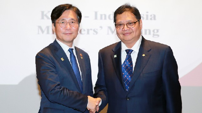 Menteri Perindustrian (Menperin) RI Airlangga Hartarto saat bertemu dengan Menteri Perdagangan, Industri dan Energi (MoTIE) Korea Selatan, Sung Yun Mo