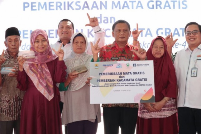 Perum Jamkrindo support pengobatan mata