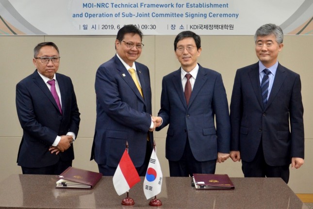Menteri Airlangga bersama Chairman NRC Seong Kyoung Ryung menyaksikan penandatanganan perjanjian kerangka kerja sama industri