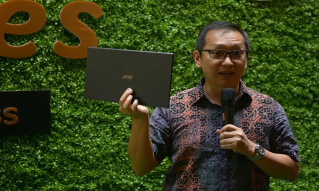 Herbet Ang, Presiden Direktur Acer Indonesia pada saat memperlihatkan Acer Laptop Swift 7