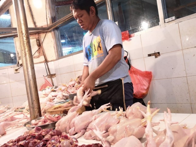 Pedagang daging ayam di sebuah pasar tradisional