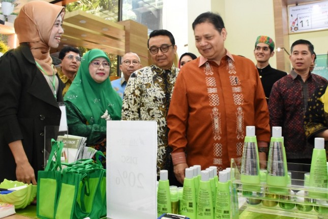 Menteri Perindustrian Airlangga Hartarto saat pembukaan Pameran Industri Kosmetik dan Obat Tradisional