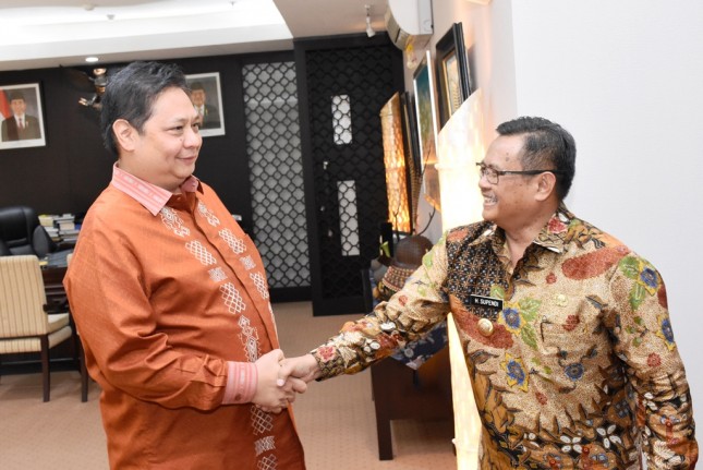 Menteri Perindustrian Airlangga Hartarto saat menerima kunjungan Bupati Indramayu H. Supendi