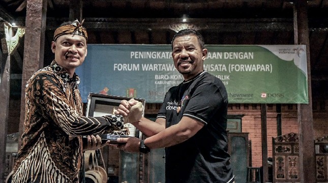 Kepala Biro Komunikasi Publik Kemenpar Guntur Sakti bersama Kepala Dinas Pariwisata, Kepemudaan dan Olahraga Kabupaten Malang Iwan Sutiarso (Foto: Kemenpar)