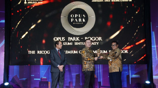 Fahreza Rizani, GM Sales & Marketing PT Izumi Sentul Realty saat menerima penghargaan Properti Indonesia Award 2019