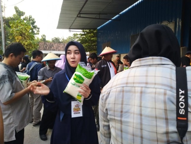 Anisa Rahma mantan personil Cerybel memamerkan produk beras kemasan ACT