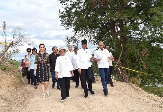 Infrastruktur Labuan Bajo. Presiden dan jajaran beberapa kementerian lakukan kunjungan kerja ke destinasi wisata Labuan Bajo, NTT (10/7) dengan agenda tinjau pembangunan infrastruktur destinasi pariwisata.