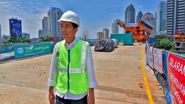 Presiden Joko Widodo memantau pengerjan Simpang Semanggi, Kamis (23/2/2017). (Agus Suparto/Pool Istana Kepresidenan)