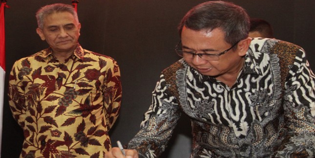 Direktur Utama PT Kustodian Sentral Efek Indonesia (KSEI) Uriep Budhi Prasetyo (kanan) dan Direktur Kepatuhan dan Risiko PT Bank KEB Hana Indonesia (Bank KEB Hana) Bayu Wisnu Wardhana (kiri).