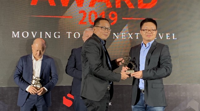 CEO & Editor in Chief Selular Media Network Uday Rayana saat menyerahkan award kepada Deputy Marketing Director ZTE Indonesia Kevin Fang