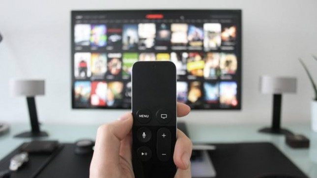 Ilustrasi menonton TV berbayar