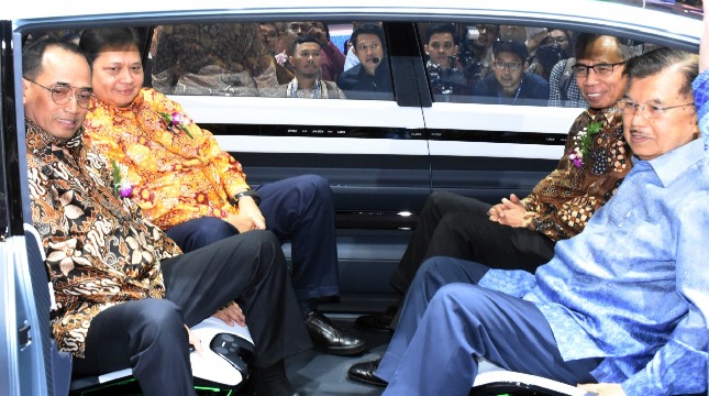Menteri Perindustrian Airlangga Hartarto bersama Wakil Presiden RI Jusuf Kalla seusai membuka pameran otomotif GIIAS 2019