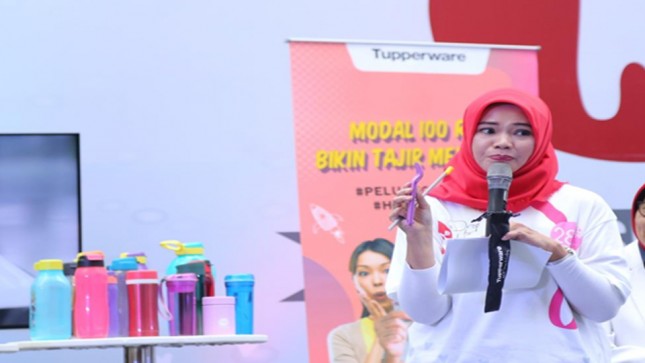 Nurlaila Hidayaty (marketing director Tupperware Indonesia) meluncurkan produk Straw / sedotan yang dapat digunakan berkali-kali dalam mendukung kelestarian lingkungan dan pengurangan sampah plastic sekali pakai.