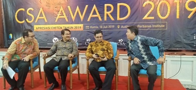 Ketua Pelaksana CSA Awards 2019, Haryajid Ramelan (kedua dari kiri) berbincang-bincang dengan Para Anggota Dewan Juri CSA Award 2019 di Kampus Perbanas Jakarta, Kamis (18/7/2019)