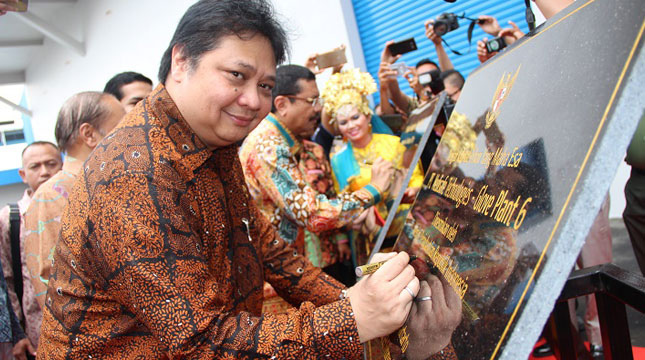 Menteri Perindustrian Airlangga Hartarto Menandatangi Prasasti Tanda Peresmian Pabrik GP6 PT. Medisafe Technologies di Deli Serdang, Sumatera Utara