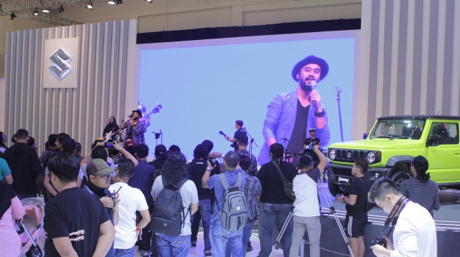 Pure Saturday menyapa dan menghibur para pengunjung di booth Suzuki GIIAS 2019