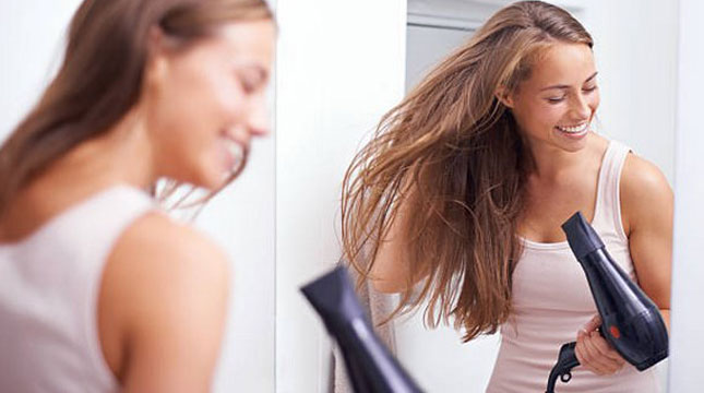 Ilustrasi Penggunaan Pengering Rambut (Hair Dryer) (PeopleImages/Getty Images)