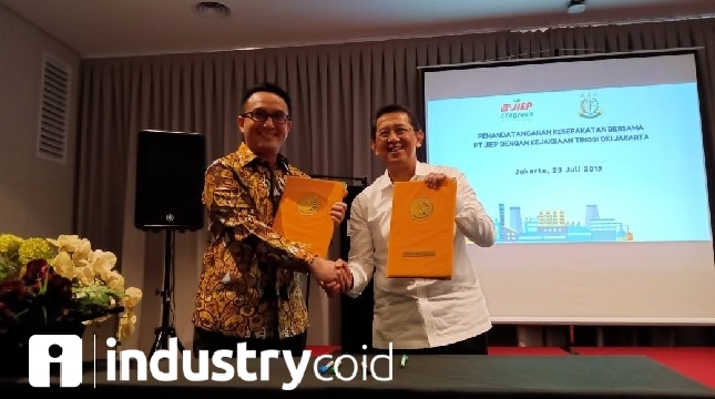 Direktur Utama PT JIEP Landi R. Mangewang bersama Kepala Kejaksaan Tinggi DKI Jakarta Warih Sadono saat menandatangani perjanjian kerja sama (Foto: Ridwan/Industry)