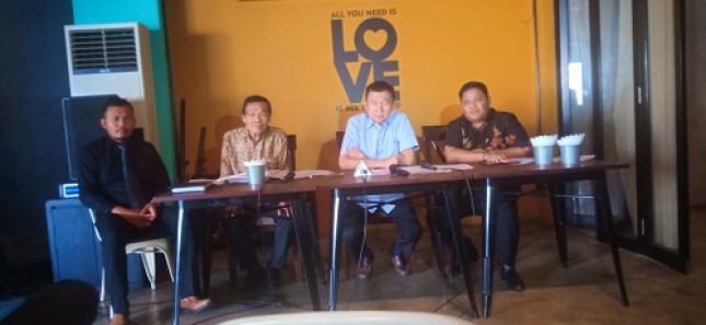 Karna Brata Lesmana (Kedua dari kanan), pengusaha asal Jakarta yang Mengaku Jadi Korban Pembatalan Sertifikat Lahan Miliknya