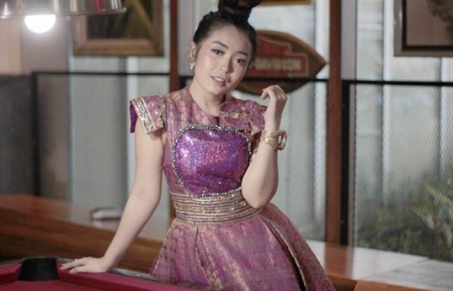 Dinda Permata, Cewek Matic Nan Menggoda