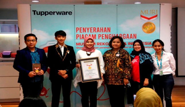 Foto Bersama tim Tupperware Indonesia, Tim Rekor MURI dan Tim PMI Pusat