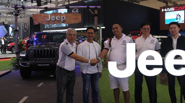 Made Hariyantha Presiden Komisaris PT Kairos Momentum Kapital, Ari Utama CEO Hascar Group dan Donny Pur Presiden Direktur PT Kairos Momentum Kapital pada saat penyerahan simbolis Jeep Compass