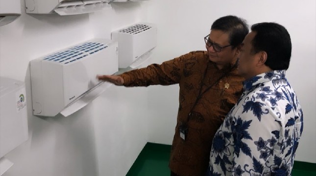 Menteri Perindustrian Airlangga Hartarto bersama Presiden Komisaris PT Panasonic Manufacturing Indonesia Rahmat Gobel