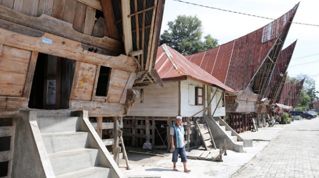 Rumah Adat di Kampung Ulos Samosir