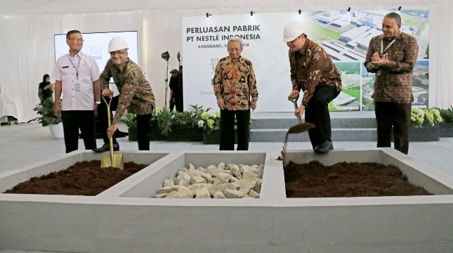 Menteri Perindustrian Airlangga Hartarto bersama Presiden Direktur PT Nestle Indonesia Dharnesh Gordhon saat peletakan batu pertama perluasan pabrik Nestle di Karawang