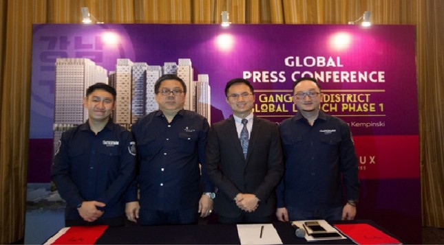 Dari kiri ke kanan) Nico Setiawan, Sales Manager Gangnam District; Handoyo, CEO Pollux Mall Indonesia; Li Wen Xiu, CEO Pollux International; Maikel Tanuwidjaja, Director of sales marketing and promotion.