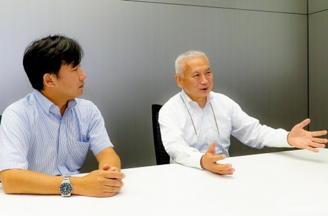 (kanan) Hirozou Yoshitomi, President of Tokyo-based JUNPUZI (kiri) Seiji Kamiya, JUNPUZI’s Project Planning and Development Department Manager