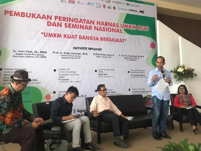 Direktur MSDM, Umum, dan Kepatuhan Perum Jamkrindo Sulis Usdoko saat menjadi pembicara pada Seminar Creative SME Festival di Yogyakarta