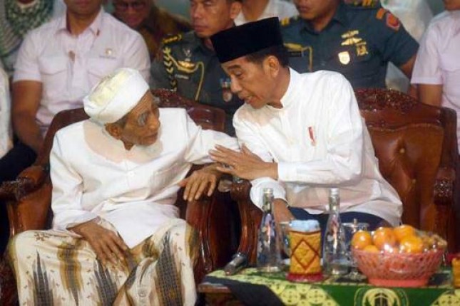 Presiden Jokowi dan Mbah Moen (Foto Dok Kabarbisnis)