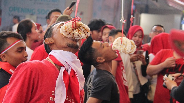 Lomba makan kerupuk di Summarecon Mall Bekasi dalam rangka HUT RI ke-74.(Ist)