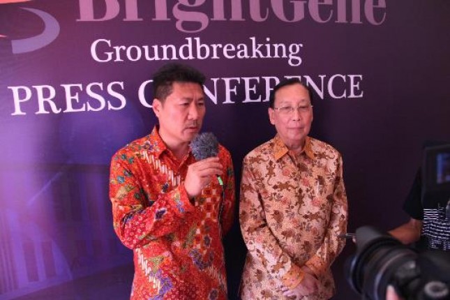 Dr. Yuan Jiandong, President of BrightGene Bio-Medical Technology, Cina. (kanan-pegang microphone) dan Johannes Setijono- Komisaris PT. BrightGene Indonesia (Kiri), 