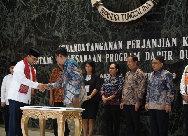 Gubernur DKI Jakarta Anies Baswedan dan CEO Rumah Zakat Nur Efendi, di Balairung, Balaikota Jakarta, Jumat (9/8/2019).