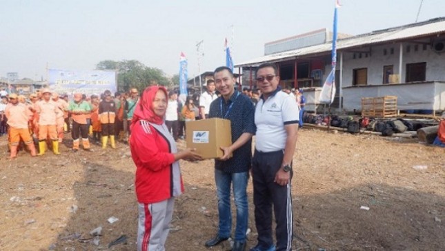 WOM Finance Bagikan 250 Paket Sembako di Kalibaru Cilincing (Foto Dok Industry.co.id