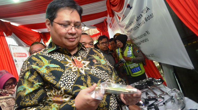 Menteri Perindustrian Airlangga Hartarto ketika mengunjungi sentra IKM logam Ngingas, Sidoarjo, Jawa Timur
