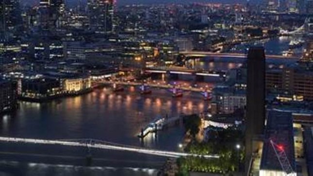 Empat Jembatan di London Bersinar, Bagian dari Pembuatan Mahakarya Seni Publik 
