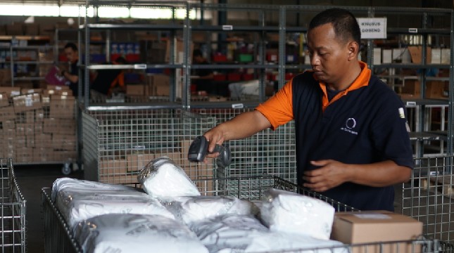 Staf tengah menggunakan bluetooth scanner untuk mendata paket yang hendak dikirimkan kepada konsumen dari Fulfillment Center Jet Commerce, Daan Mogot, Kota Tangerang.(Ist) 