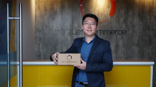 Oliver Yang, Chief Executive Officer, Jet Commerce menunjukkan kemasan paket Jet Commerce di kantor pusat, Jakarta.(Ist)
