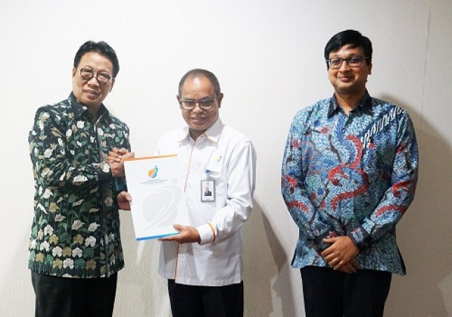 Penyerahan SK oleh Deputi Bidang RPU Aloysius Kiik Ro kepada Dirut Sucofindo Bachder Djohan