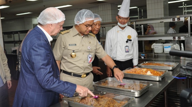 Anies Baswedan Tinjau Proses Pengolahan Daging Dapur Qurban 2019 di Hotel Borobudur
