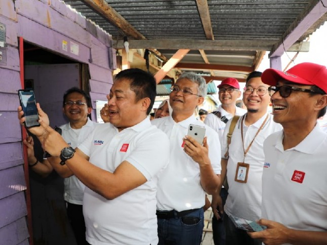 Direktur Utama Telkom Indonesia Ririek Adriansyah (kedua dari kiri) mendemonstrasikan pengisian token listrik menggunakan aplikasi LinkAja