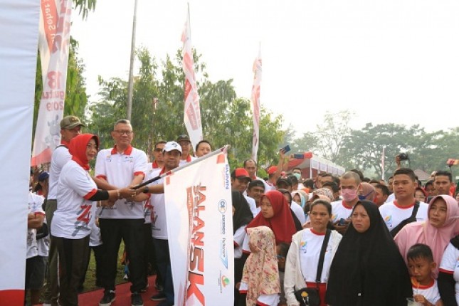 Memperingati HUT Kemerdekaan RI ke -74 dan mengusung semangat BUMN Hadir Untuk Negeri, tiga BUMN menggelar jalan sehat di Mempawah, Kalimantan Barat, Minggu (18/8/2019).