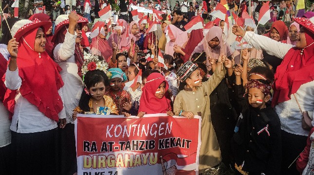 Karnaval yang diikuti oleh segenap warga Desa Kekait dalam meriahkan acara penutupan rangkaian Program Dukungan Kesehatan Mental dan Psikososial bagi para ibu dan anak, sekaligus dalam merayakan hari kemerdekaan Indonesia.(Ist)