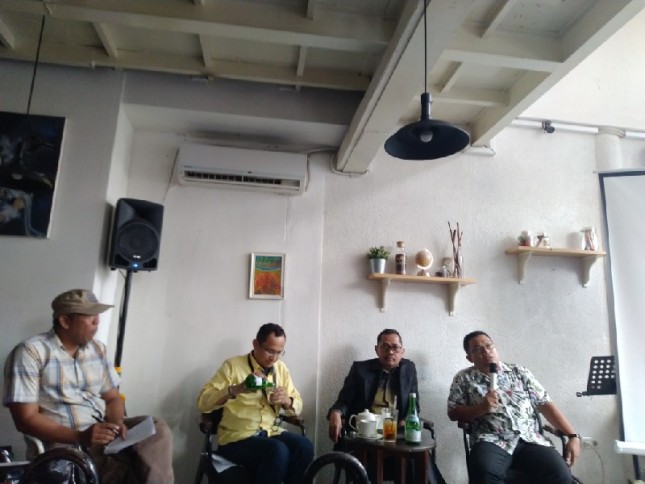 Peneliti dari Fakultas Ekonomi dan Bisnis Universitas Indonesia, Abdillah Ahsan, (kanan) saat diskusi tentang diskon rokok