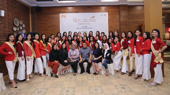 Para finalis Miss Grand Indonesia dari 34 wilayah di Indonesia mengikuti pembekalan materi oleh Bupati Kabupaten Bogor di RM Bumi Aki Cibinong, Rabu (21/8).(Ist)